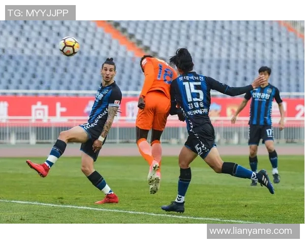 北全现代与济州联队的激烈对决展现足球魅力与战术智慧的巅峰较量 北全现代与济州联队的激烈对决展现足球魅力与战术智慧的巅峰较量