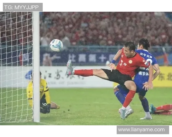 基马诺克与赫斯的激烈对决揭示了苏超联赛的竞争魅力与球队实力较量 基马诺克与赫斯的激烈对决揭示了苏超联赛的竞争魅力与球队实力较量